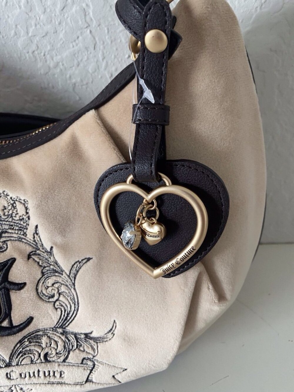 Juicy Couture Need More Juicy Hobo Shoulder Bag Buff Beige W/ Heart Charm NEW - Picture 5 of 14